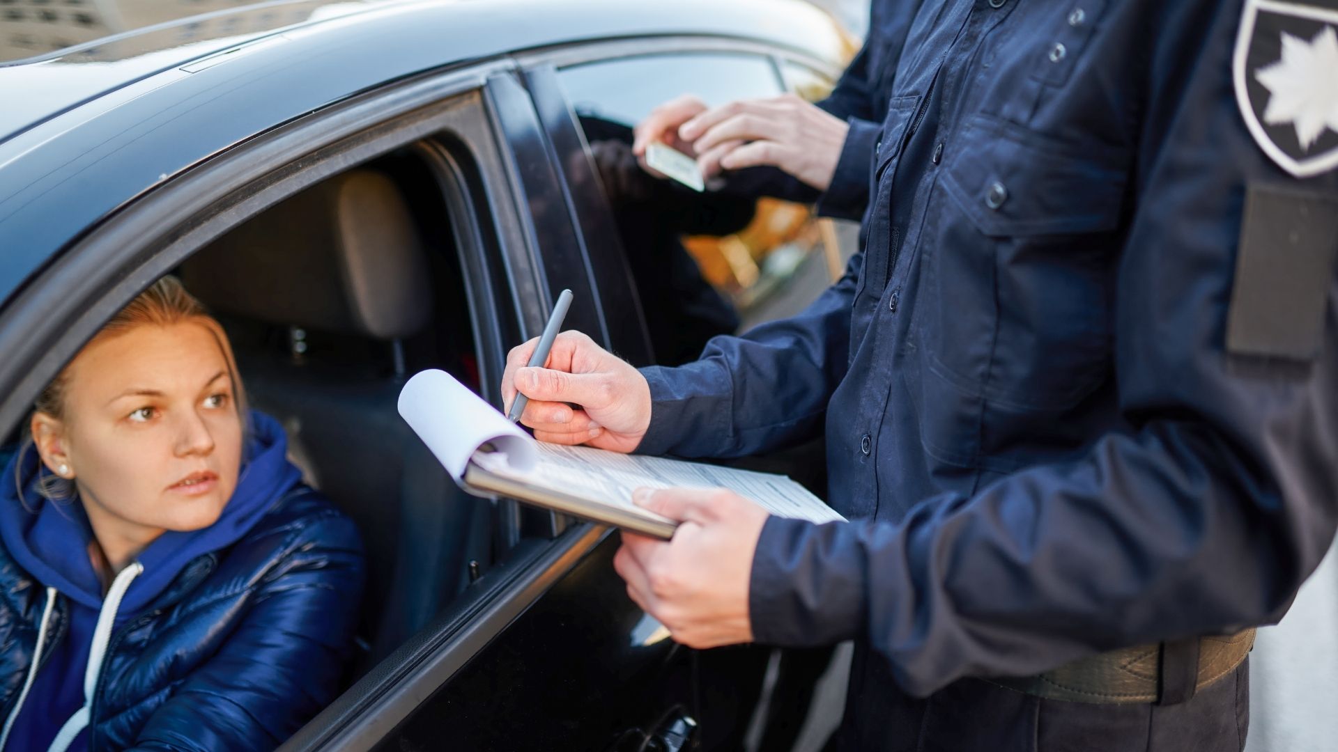 en politimann gir en sjåfør en bot - Forsidebilde på Beslag av førerkort