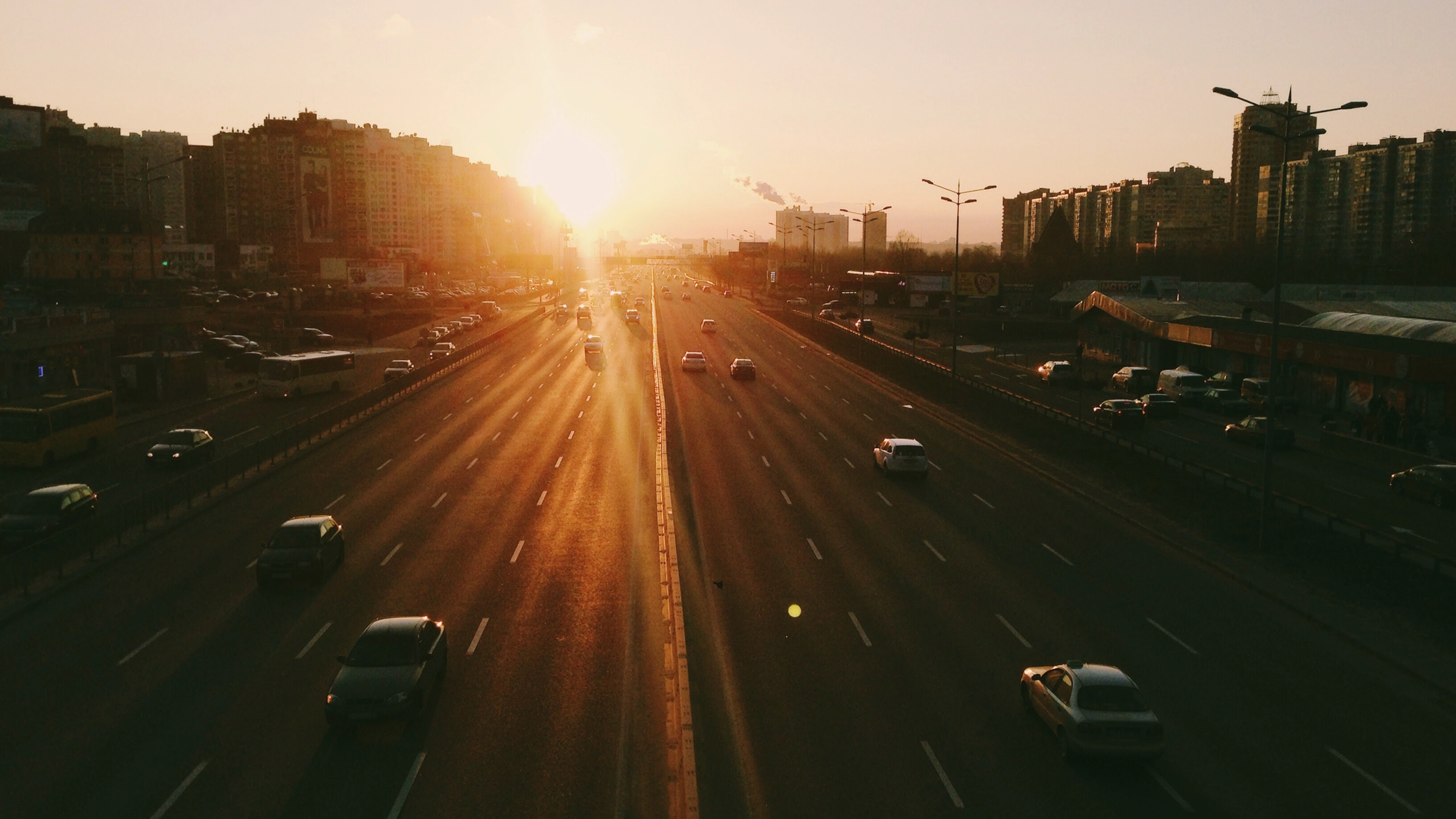 bilde av en vei med biler på i solnedgangen